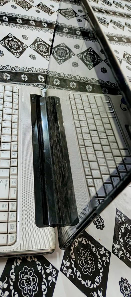 حاسبة لاب توب hp وارد اوربي مستخدمة 
المواصفات معالج اي ام دي كور 
رام ٤ كيكه 
هارد ٣٢٠
شريط الشاشة لمس 
قفل للماوس
منفذ HD حقيقي يربط ع شاشة 
النيكل اصلي مو جلاد ... يوجد بالشاشة واقي ضد الكسر
كيبورد عربي انكليزي 
يوجد ديفي ار 
عيبها فقط البطارية ١٠دقايق تبقى شحن موجودة وياها شاحنة
للاستفسار الاتصال على الرقم ‏بي واتس اب‪***********‬‏
