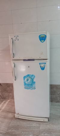 ثلاجه للبيع حجم كبير ثلج الثلاجه ونظيفه السعر ١٠٠ الف للاستفسار 077639...