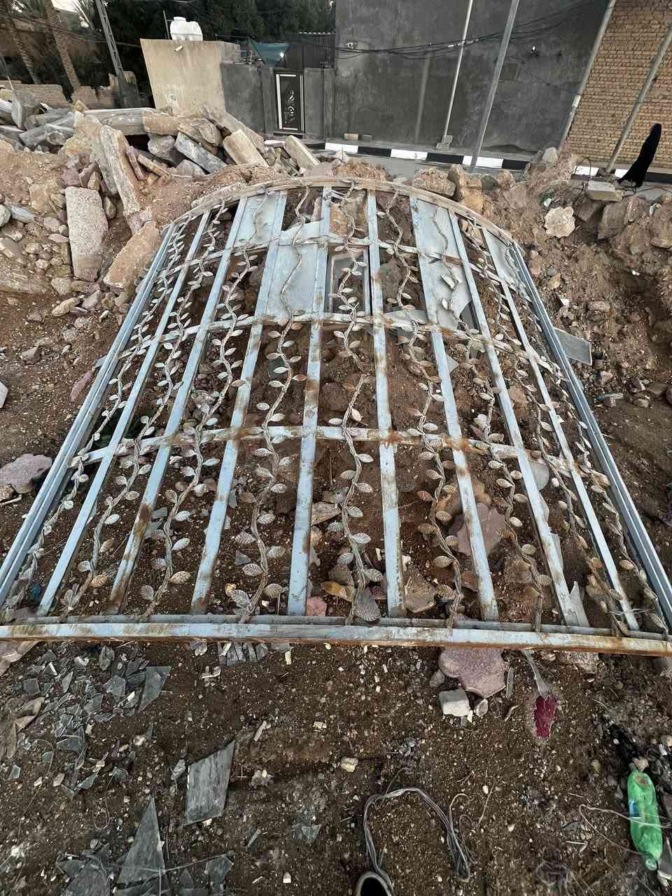 السلام عليكم للبيع شبابيك نقشه جديده 5قطع شبابيك ثقيل شخاط ابو الاربعه وباب طلاكه وربع وارتفاع 280ثقيل ونفس نقشه شبابيك وشباك دور قياس 3+3العنوان كربلاء الحر راسل وبيك خير وتدلل او تصل على ***********
