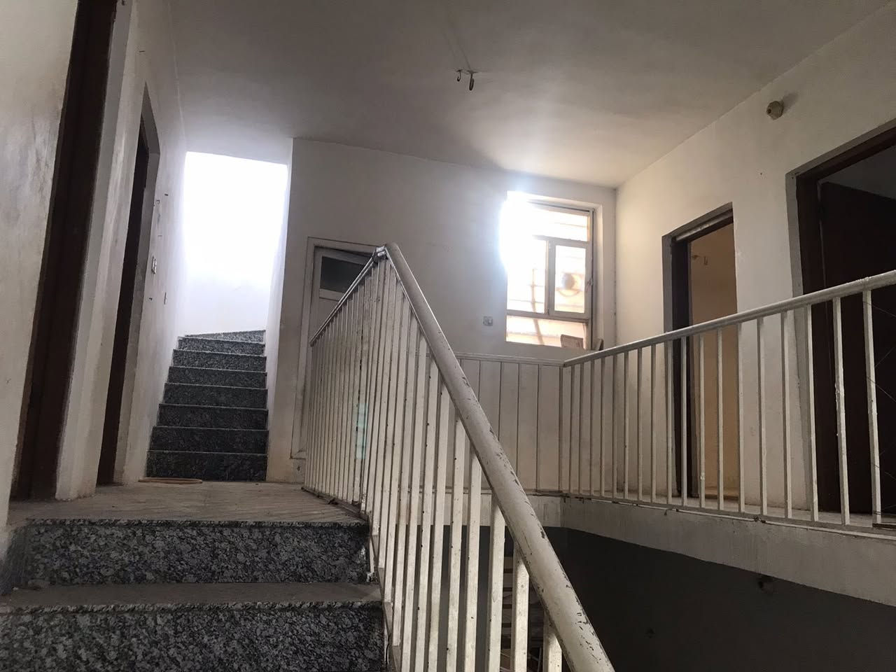 للإيجار بيت في حي السلام – على الشارع العام 🏡

📍 قرب ماركت المميز
مقابل أفران صمون الكندي
وقريب من أسواق المميز
📄 رقم العقار: 15030

📐 المساحة: 200 متر

✨ تفاصيل البيت:

🔹 الطابق الأرضي:
▪️ مطبخ
▪️ استقبال
▪️ صالة
▪️ غرفتين نوم
▪️ صحيات

🔹 الطابق الأول:
▪️ 4 غرف نوم
▪️ صحيات

🏠 البيت نظيف جداً
💰 الإيجار: 750 ألف قفل

✅ يصلح لأي عمل عدا السكن

📞 الهاتف:
***********
