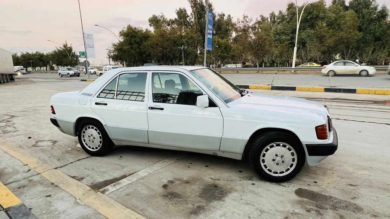 السلام عليكم ميرسيدس 190 موديل 1991 محرك بلادي 4سلندر گير عادي تبريد شغال فتحة سقف 
سيارة جديدة ما ناقصها مال بيت 
بيها شاشة وكاميرا وكاميرا داش كام 
مصبوغة عام جمالية بدون حادث
رقم نينوى بأسمي صارلها اكثر من 10 سنوات 
رايدها ب 78 وبيها مجال 
شراي خابر وتدلل *********** 
مكان السيارة موصل
