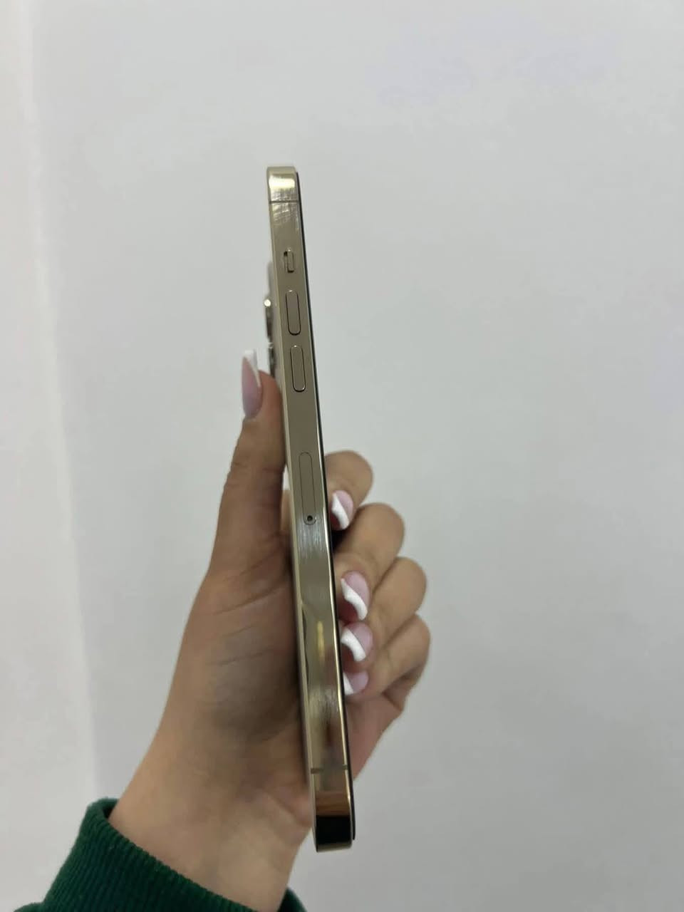 ايفون 12برو ماكس
لون ذهبي
شرق اوسط
كامرا فول(تصوير عالي الجوده)
بطاريه 83
ذاكره 512
وبي ضمان اي شي بي يرجع 
جهاز بلادي مكفول وين ميعجبك افحص
  وسعرة حييل مناسب لأن محتازة اليريدة يتصل ع رقم 
(***********)
