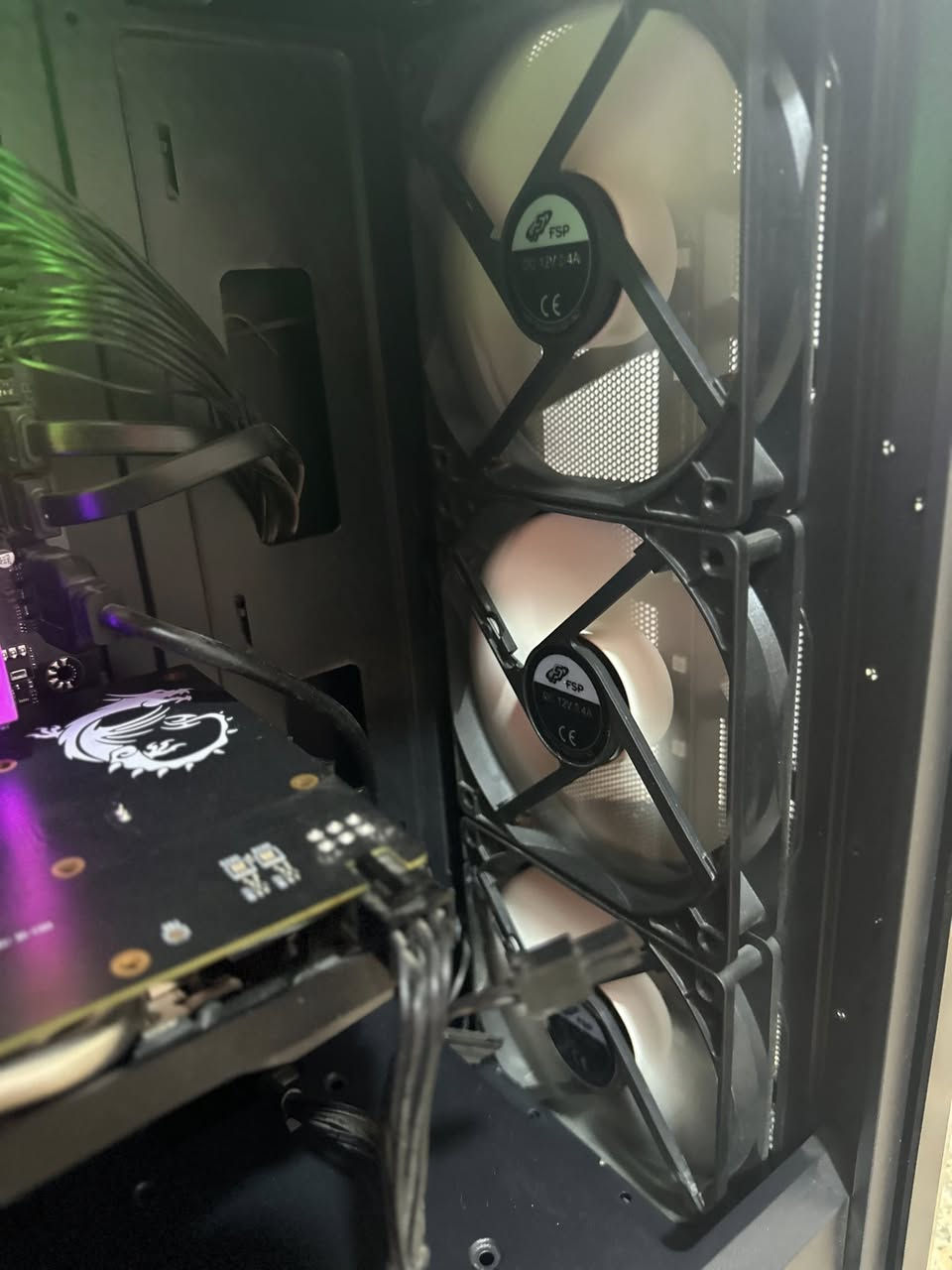 سلام عليكم 
اخواني للبيع كيس نضيفه كلش 

موصفاتها:
كرت gtx 1650 
معالج i3 10f
رامات 8gb 3200 rgb
مذربورد h510m s2h
بورسبلاي 550w hv plus من fsb 
كيس من fsb كلش مرتب 
المبرد نفسه الي يجي ويه المعالج 
سعرها ٤٥٠ الف وبيها مجال بسيط 
للتواصل على هذا الرقم واتساب فقط ***********
مكاني بغداد
