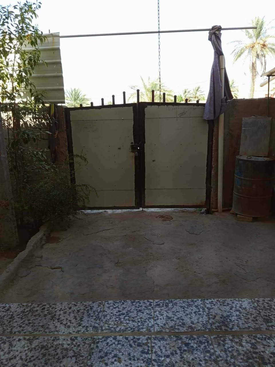 بيت للبيع بعنانه مساحته ٢٣٠
طابوك صب غرفتين وصاله ومطبخ وكليدور ومجمع صحيات وتواليت خارجية وطرمه وحديقه صغيره بناء سنة ٢١ وعالي عن الشارع 
*********** السعر ٤٨ وبي مجال
