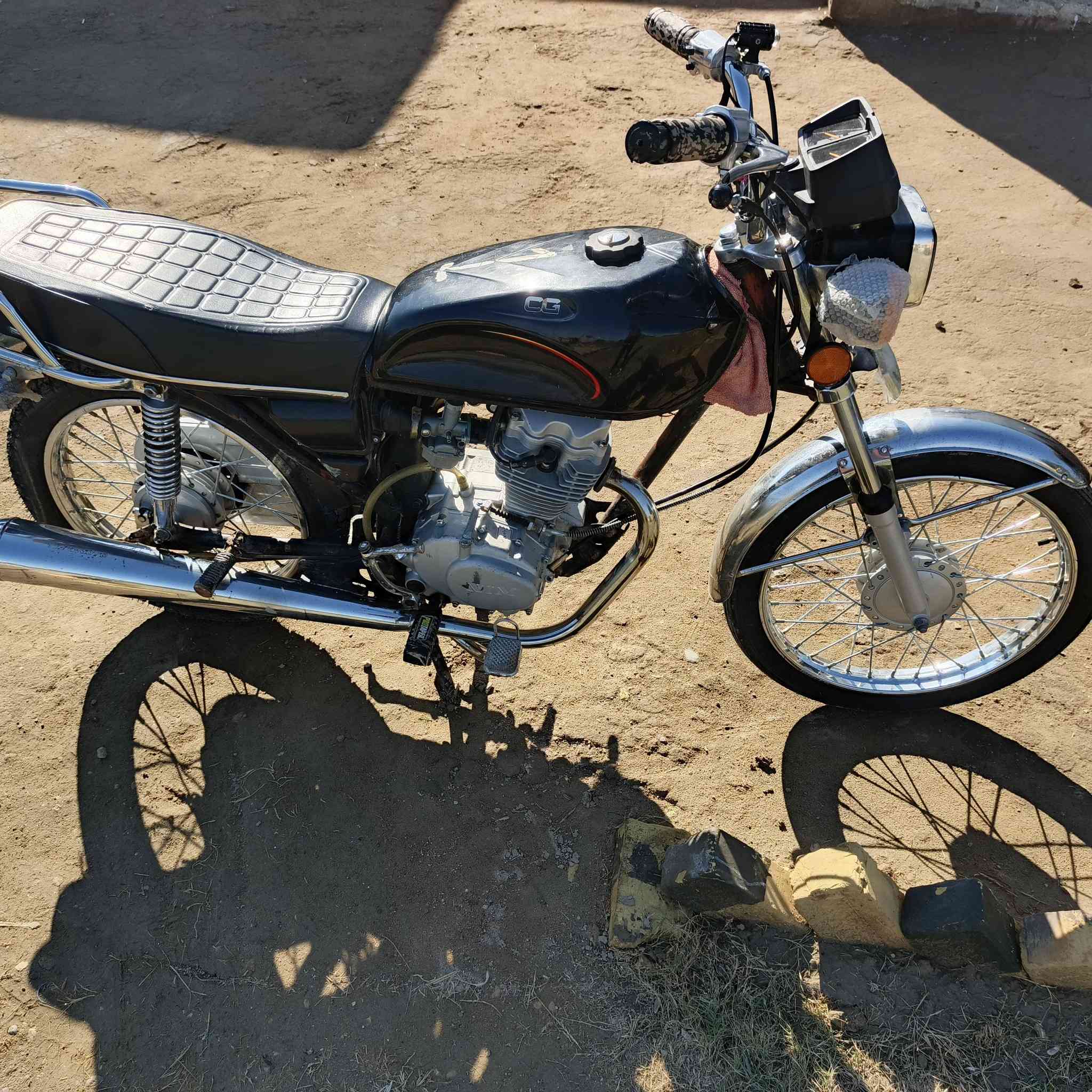 سلام عليكم دراجه للبيع موديل 20. شاصي ارشه موديل 12.الدراجه مكفولة بس امبدل بستم فقط . السعر 500 أو بيه مجال قليل الدراجه كلك كلك
. 
رقم *********** موجود واتساب فقط
