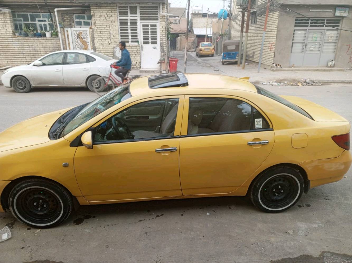 يالله سلام عليكم 
بي واي دي موديل 2013 اف 3بيها ضربه ب الجاملغ الامامي وبنيد مصبوغ بيها خياس بالقماره كد اصبع كير محرك كفاله تبريد شغال بس نزرفت الصونده وطار الغاز تدفئه شغاله تخم تاير جديد رقم بغداد بسمي وبيها الايسي واكف مكان السيارة الغزاليه شارع الضغط 
***********0