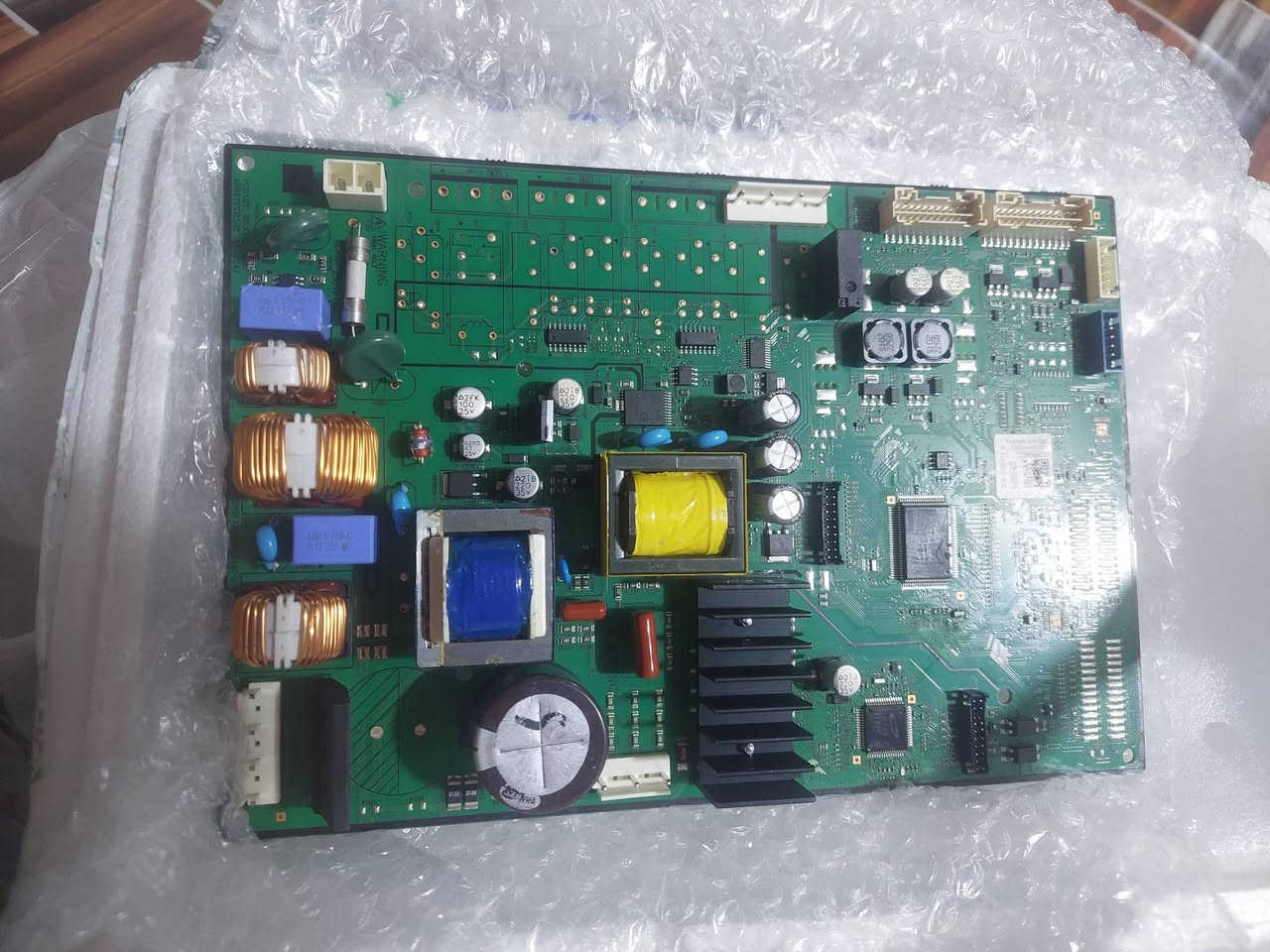 السلام عليكم
طلعت بالامزون 
منو تفيدة يخلي سعر وبالعافية 

هذه لوحة تحكم رئيسية (لوحة أم) لثلاجة سامسونج، وتعد المكون الإلكتروني المسؤول عن إدارة وظائف الثلاجة المختلفة.

الوظيفة: تتحكم بدقة في درجة حرارة الثلاجة والفريزر عبر بيانات الحساسات. 

المميزات: تدير عملية إذابة الثلج (Defrost) تلقائياً بناءً على حالة التجميد لمنع تراكم الجليد. 

التقنية: تحتوي على مكونات إلكترونية معقدة مثل المحولات والمكثفات لإدارة الطاقة. 

النوع: لوحة عاكس (Inverter Board) متوافقة مع موديلات سامسونج المحددة.
لطلب الاتصال على الرقم 
***********
