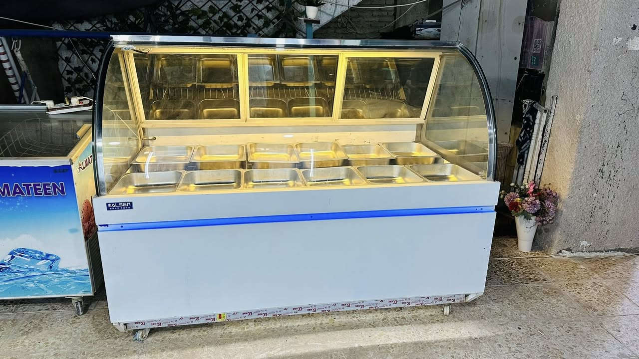 فاترينات عدد 7 مع عارضة كرزات مع عارضة اجبان مع بطحيات عدد 2  ميز دخل مع ملحقات مع عارضة عمودية نوال 
كلهن شغالات ماعدا وحدة من البطحيات جانت تشتغل لكن هسه تشتغل بس متبرد 
ابيعهن كلهن شلعه وحدة بمليونين ونص مكاني نجف 
***********
