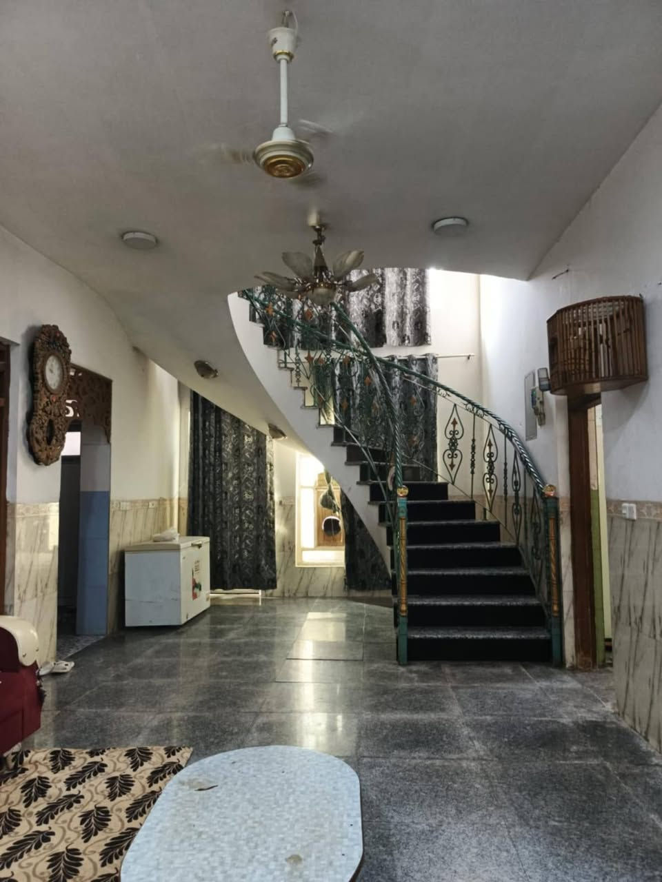 دار للبيع 

المساحة٢٠٠م طابو زراعي سند ٢٥ ركن 
طابقين 
الطابق الأرضي يحتوي على غرفة نوم،مطبخ،صحيات داخلية وخارجية،صالة،كليدور،كراج

الطابق الثاني يتكون من غرفتين،كليدور،مجمع صحيات
البيت عالي عن الشارع

الموقع// حي القضاة  فرع أسواق العلم قريب من شارع ٨٠

السعر ١٥٥ وبي مجال 

للاستفسار:***********
***********

مكتب الزركاني للعقار 
شارع ٨٠ قرب القبة الذهبية
بيع_شراء_تعقيب
