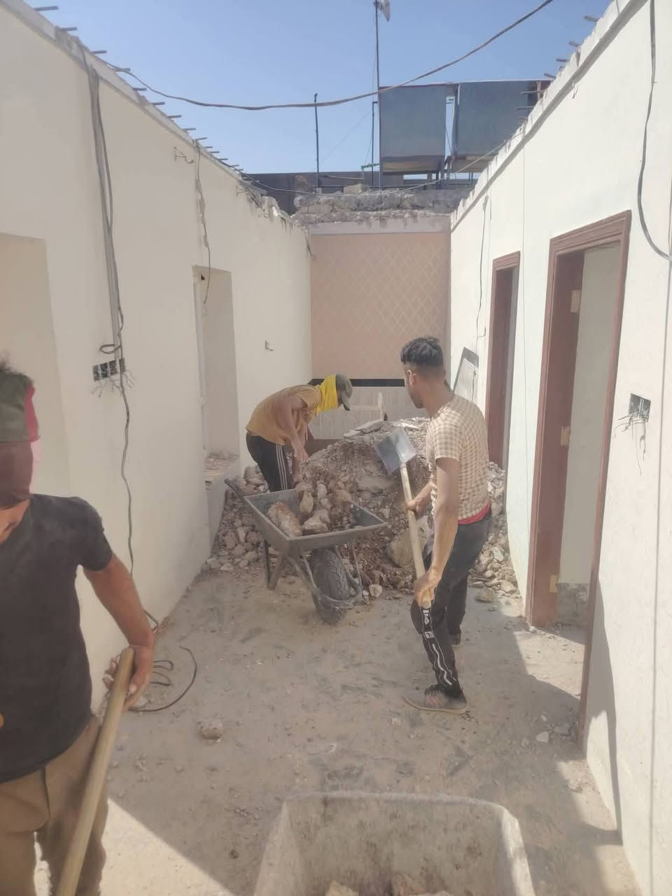 سلام عليكم  / يوجد كادر عمل جاهز/ تصعيد مواد/ تنضيف بيوت/ تفليش/ تكشيط/ تنضيف حدائق/ دفن نهري  / شقلنه ليل ونهار   /ومعداتنه جاهز/ ماعليك بس تصال على رقم  /     ***********
