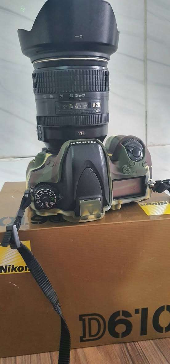سلام عليكم كامره نيكون ٦١٠  جيلاتين   عسكري الشتر ٥٥كي  فول فريم كامل ملحقات لاصليه معه عدسه ٢٤ ١٢٠ نانو الكرستال رنك ذهبي شاحنه بطاريه حزام كتف  كرتونها  يوجد توصيل جميع المحافظات العراق  ***********
