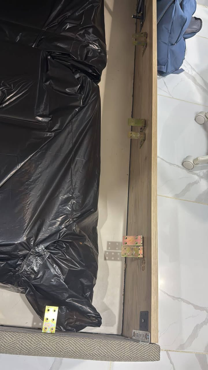 غرفه نوم مع غراظ بيت للبيع كلمن وسعره الاتصال على الرقم ***********
