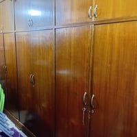 غرف نوم كامله مع كافه ملحقاته واعتذر مااكدر اصورها منصوبه بسبب المكان ...