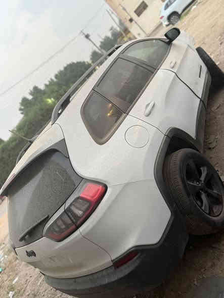 السلام عليكم 
للبيع  
جيب 
موديل2023
مواصفاات فوول 1/1
بصمه 
بانوراما
دخول جديد منفيس بسمي 
دافع كمرك  
ع حادثها سيارة تشتغل  
ب108 وبيها مجال    
الاتصال ‭0771 594 1199
مكان سيارة بغداد حي قادسية
