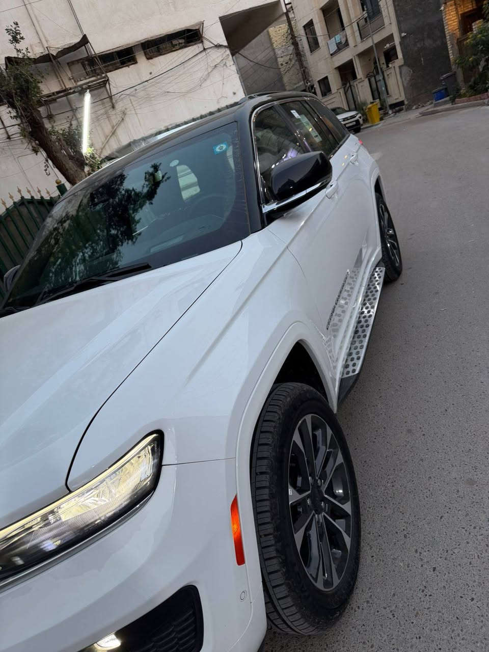 جيب كراند شيروكي (اوفرلاند) للبيع 
الموديل: 2024 (خليجي)
العداد: زيرو

المحرك: 3.6 لتر 6 أسطوانات (V6) 
القوة الحصانية: 293
عزم الدوران (نيوتن-م): 352
ناقل الحركة: اوتوماتيك 8 سرعات 

الضمان 3 سنوات أو 60،000 كم (ايهما أولاً)

المواصفات:
*نظام دفع رباعي  4X4متطور
*نظام التعليق الهوائي (جكات)
*فتحة سقف بانوراما 
*الصندوق كهربائي بخاصية الفتح باستشعار القدم او البصمة
*ويل المنيوم قياس 20 انج
*شاشة التحكم الرئيسية لمس بنظام Uconnect 5 بقياس 10.1 انج مع نظام ملاحة
*شاشة القيادة الرقمية بقياس 10.25 انج
*شاشة عرض لوحة القيادة على الزجاج الأمامي (داتا شو)
*رادار تفاعلي مع خاصية التوقف والانطلاق
*تحذير النقطة العمياء
*تحذير الخروج عن المسار
*نظام المحافظة على البقاء فى المسار
*نظام التعرف على اشارات المرور
*خاصية المساعدة على التوجية فى التقاطعات لتفادى الحوادث
*حساسات امامية وخلفية
*كاميرات 360 للرؤية المحيطية
*كاميرا رؤيا ليليه
*المرآة الداخلية مزودة بشاشة لعرض الكاميرا الخلفية
*نظام مانع تصادم خلفى
*نظام القيادة شبه الذاتية
*مقصورة الركاب من الجلد الفاخر
*المقاعد الامامية مبردة ومدفأة
*المقاعد الخلفية مدفأة
*المقاعد الامامية مساج 
*مقاعدة امامية كهربائية 
*مقاعد امامية ذاكرة 
*نظام ابل كار بلاى و اندرويد اوتو لاسلكي
*نظام صوتي فاخر 9 سماعات من ALPINE
*دخول ذكي (بصمة)
*نظام التشغيل عن بُعد
*مرايا خارجية قابلة للطي كهربائيًا مدفئة
*مصابيح أمامية أوتوماتيكية مع مصابيح نهارية وكشافات ضباب LED 
*نظام التحكم التلقائي في الضوء العالى
*دواسات جانبية
*ماسحات زجاج أمامي حساسة للمطر
*شاحن هاتف لاسلكي
*انماط قيادة متعددة رياضية وللطرق الوعرة
*وسائد امان هوائية أمامية/جانبية/ خلفية.
ضمان شركة هارلم للاستفسار ***********
