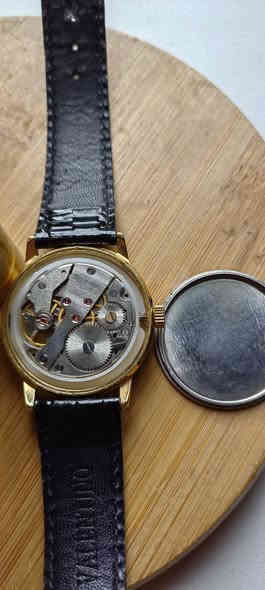 السلام عليكم ساعات نصب تكويك بالة للبيع باسعار مناسبة كلمن وسعره التواصل خاص او على الرقم *********** يوجد توصيل .
