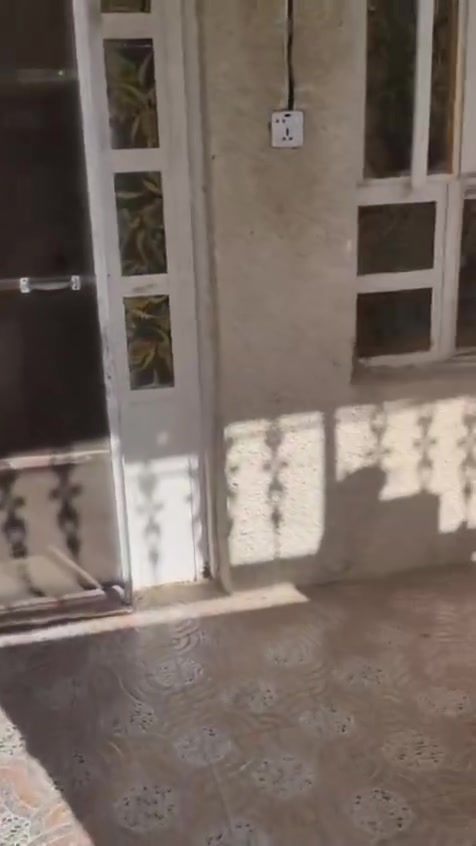 السلام عليكم ورحمة الله وبركاته مكلف بالنشر بيت  طابق واحد للبيع بناء ٢٠١٦ حلو نضيف حسب مابين بالفديو مكان البيت قضاءالحسينيه مدخل الشهيد رائد ثاني فرع عل يسره المساحه ٧٥ مطلوب البيت للمصرف السعر خاص على رقم صاحب البيت ***********‪  اوبي وات ساب
