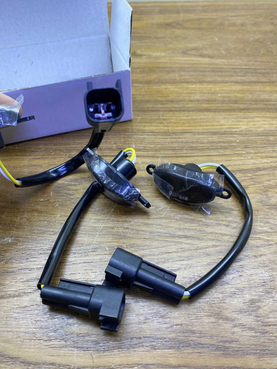 طقم إضاءة شبك ليد Raptor Style

هذا المنتج (موديل RB-115BW) هو عبارة عن طقم إضاءة ليد (LED) لشبك السيارة الأمامي، ويأتي بـ 3 قطع.
تفاصيل المنتج:
• الوظيفة: مصابيح نهارية (Running Lights) تُثبت في فتحات شبك السيارة لتعطي مظهراً مشابهاً لسيارات "فورد رابتر" (Raptor Style).
• المواصفات: عدسات معتمة (Smoked Lens) بـ 12 لمبة ليد صغيرة (SMD) لكل قطعة، وتدعم اللون الأبيض (حسب المكتوب على الملصق: color temperature: White).
• التوافق: مخصص أساساً لسيارات فورد رابتر (موديلات 2010-2014 و 2017 فما فوق)، لكنه يُستخدم بشكل واسع كقطعة "ترهيم" (Universal) لسيارات الدفع الرباعي الأخرى مثل التويوتا والنيسان.

السعر : ٢٥ مع التوصيل 

#سيارات_العراق #كماليات_سيارات #تعديل_سيارات #تويوتا_برادو #فورد_رابتر #لاندكروز_العراق #العراق #بغداد #الديوانية #البصرة #اربيل #تجهيزات_سيارات #OffRoadIraq #RaptorLights


**إذا كنت صاحب هذا الإعلان وتريد حذفه لأي سبب، رجاءا أرسل رسالة إلى الدعم الفني**