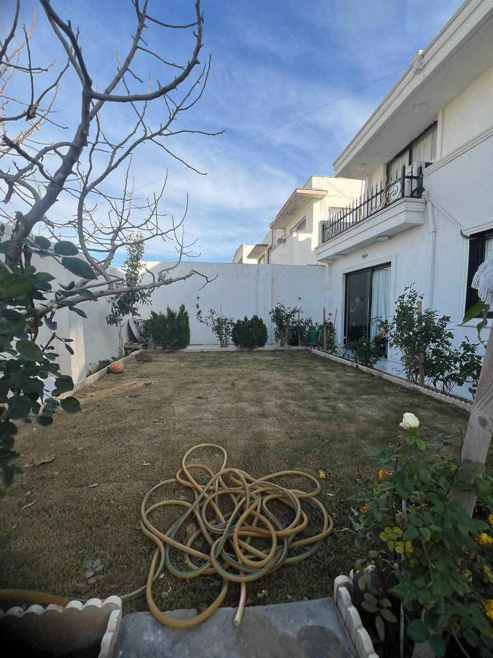 #اوزال_ستي 
بيت للبيع في أربيل مجمع اوزال ستي 
المساحة 172م
يتكون 4غرف نوم 
استقبال 
مطبخ 
مجموعة صحية 
السعر : 8 دفاتر بي مجال
يبقى 15 مليون للشركة شهريا 250 الف

رقم الاتصال او واتساب
***********
***********
