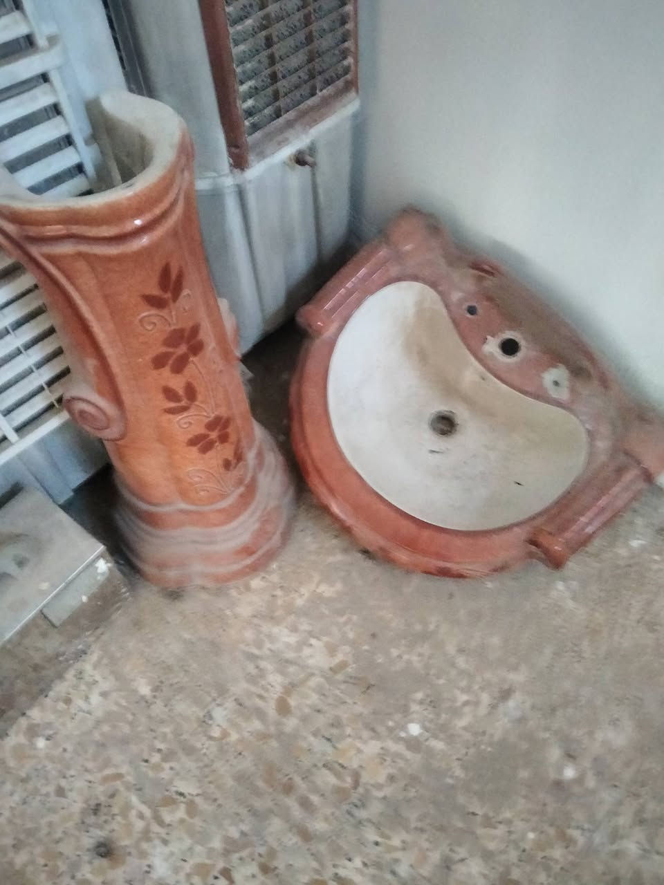 السلام عليكم رفوف وستان جدد مغسلةمدينة الصدر قطاع 27رقم ***********
