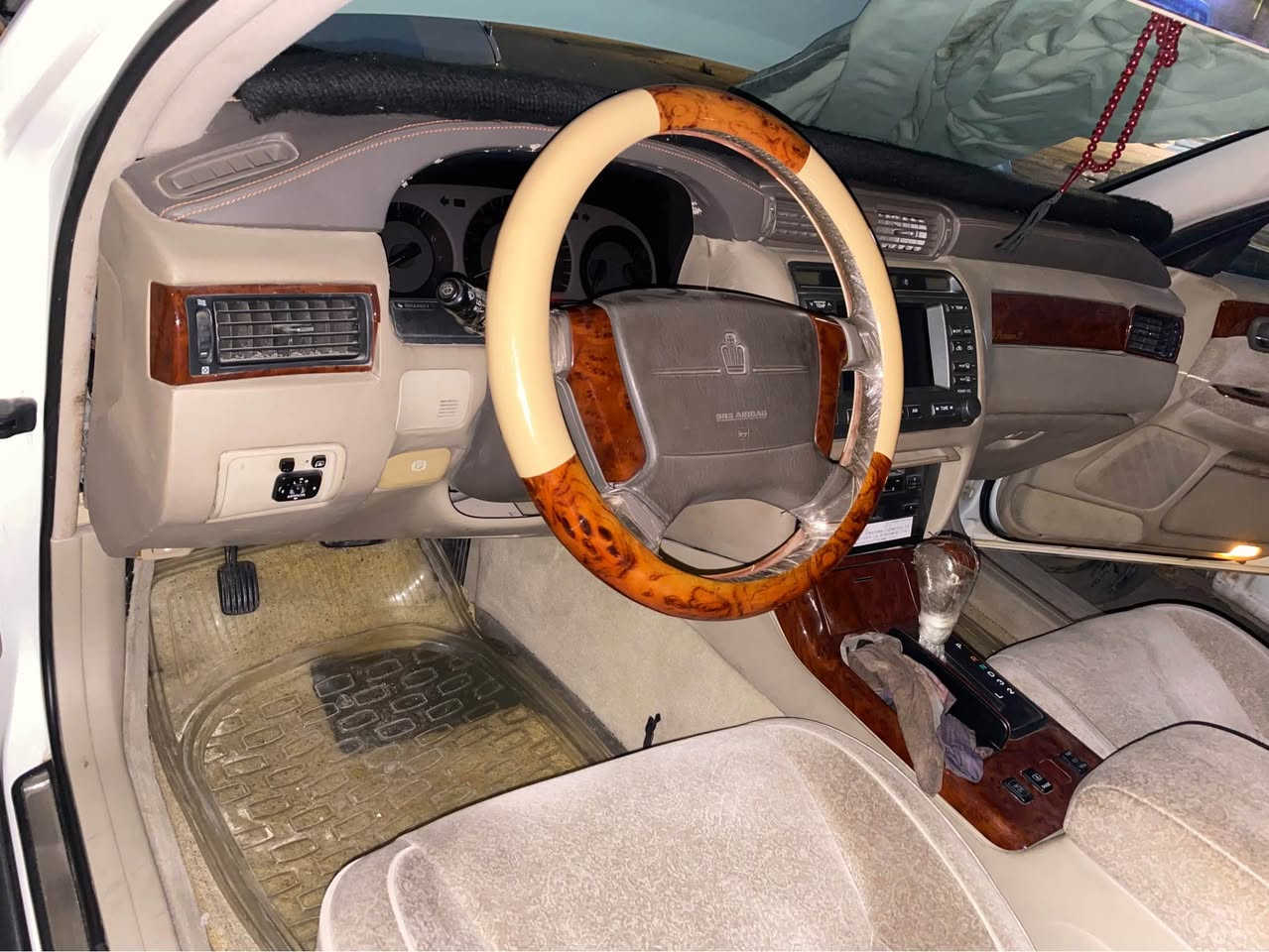 سلام عليكم 
جنون موديل 2001 لون لؤلؤي محزم رقم بصره بسمي 
سياره كفاله عامه فقط الباب خلفي اليوم تعرض حادث وعلى وضعه مثل ما بين بالصوره رقم التلفون *********** البصرة, العراق
