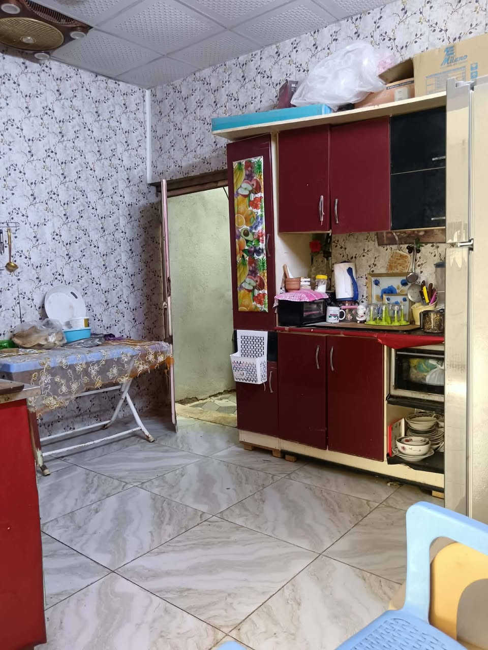 السلام عليكم بيت للبيع المساحة 200م في ال ابو جاسم مساحة البناء 100ويحتوي على عرصة 100؟(حديقة) يحتوي على غرفة نوم وصالة ومطبخ وممر خارجي وحمام +غربي +صحيات خارجية +صطح +طارمة +ماء وكهرباء يبعد عن الحضارة 50متر في شارع سيد كتاب للاستفسار الاتصال على رقم مامتواجدين خاااص اتصل ***********
