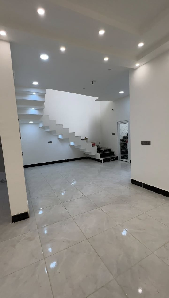 السلام عليكم
الدار للبيع 
المساحة 150 متر مربع الوجه 10 النزال 15
بناء حديث يتكون البناء من غرفه وصاله كبيره واستقبال ومطبخ ومجموعة صحيات داخليه وخارجية 
العنوان الكوت الجديدة شارع نزله البترومين خلف مدرسة السرور الاهلية للاستفسار الاتصال ***********
علما ان الدار غير مسكون
