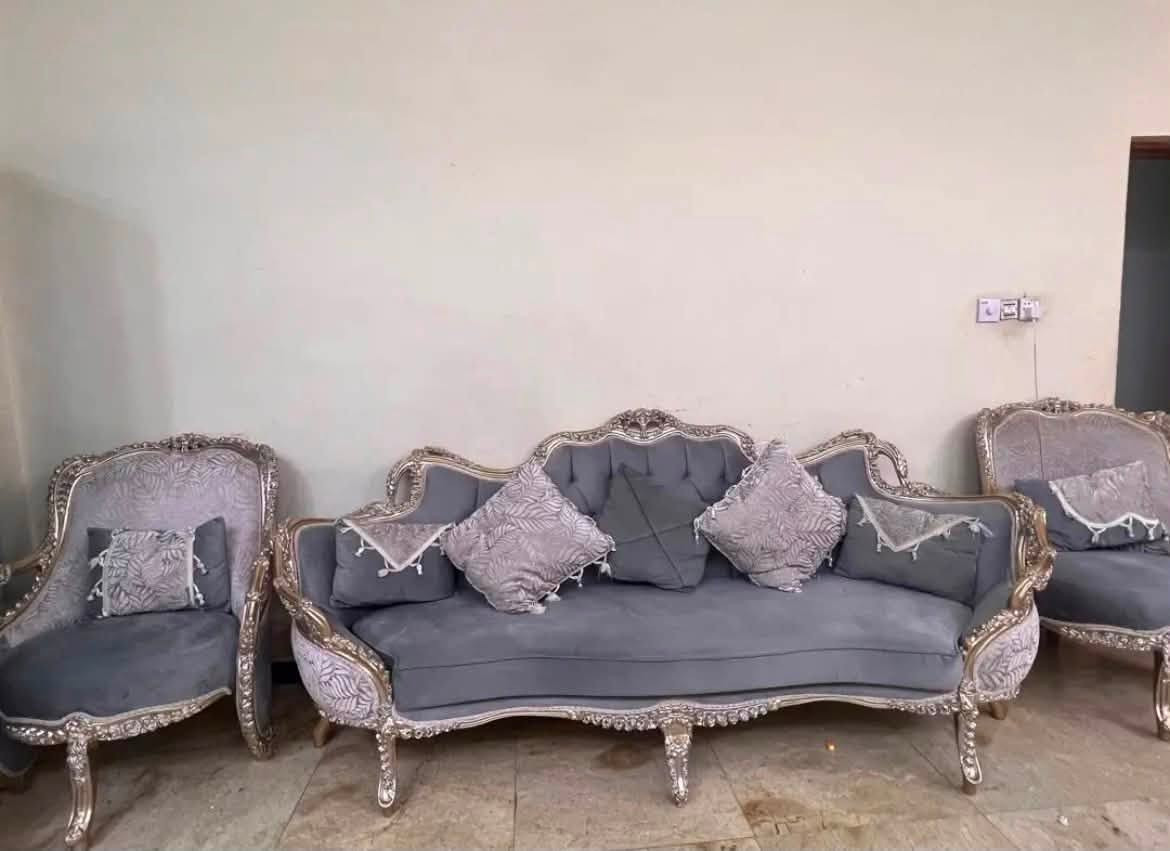 قنفات مصريه للبيع 
متكونه من 10 مقاعد وطبله حجم كبير خشب زان قماش قديفه ثكيل استعمال جدآ قليل نضيفات جدآ جدآ السعر 950 مكاني بغداد تواصل خاص او اتصال على الرقم 
***********
