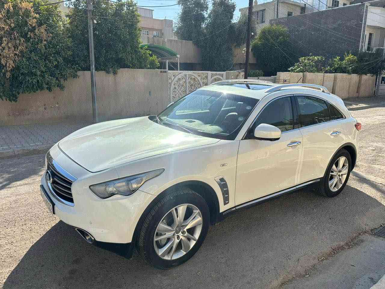 انفنتي fx 2012 خليجي 
سيارة هبدون حادث فقط شخوط بسيطة موضحة بالسونار  مع بارد بخشم الجاملغ الامامي
وتكحيل كارت
كير و مكينة بحالة جيدة
فول موصفات 
داخل قهوائي
كشنات تدفئة تبريد 
شاشة خلفية
كامرات 360
هزة وسنوية جدد تحويل مباشر باسمي 
السعر 13,800$
مكاني العامرية
*********** بغداد, العراق
