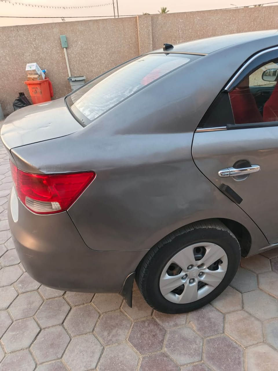 سيراتو موديل ١٢. بسم شركه فقط تحويل.  سنويه ساقطه من ٢٠١٧.
السياره خير من الله. نافضه  نفض. عوزه تبريد. فقط. لان عاطل 
بيه صبغ. أربع قطع. فقط. وباردات. قليل. مكينه كير خير من الله مكانه. واسط. الزبيديه.  سعر ٨٠ ورقه. وبيه. مجال حك الجيه 
***********

