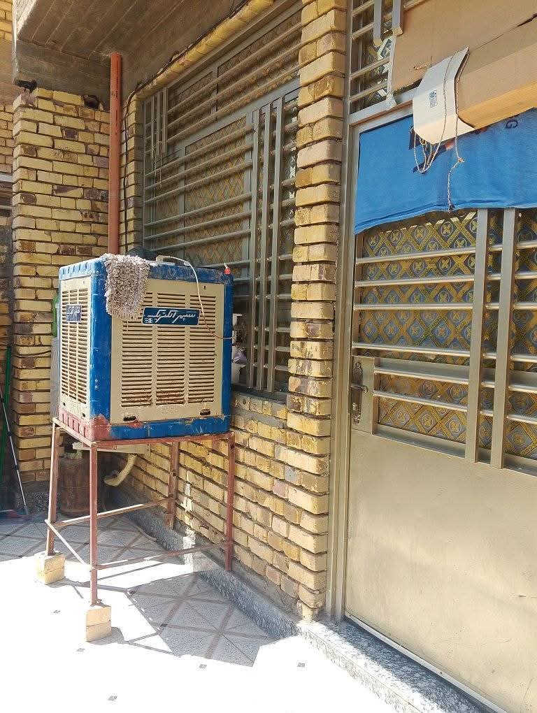 بيت للبيع مساحة 225م طابو زراعي تحويل مباشر 
بناء حديث صب كونكريت طابقين 
الطابق الاول 
2 غرف نوم استقبال مطبخ صالة صحيات داخلية وخارجية منور عدد 2 
الطابق الثاني غرفتين نوم صالة صحيات 
الموقع الجمعية الزراعي قرب حسينية سامر نوري 
البيت على الشارع العام
***********
للاستفسار اكثر مراجعة مكتب الورد للعقار قرب فلكة الساعة مجاور مكتب الجزيرة مقابيل مركز الشباب
