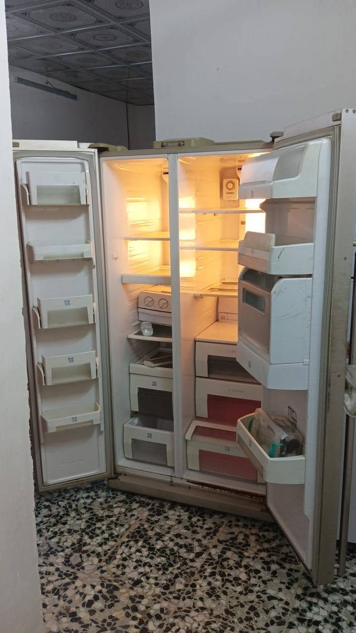 ثلاجه للبيع نظيفة اخذتها ب700 الف اريدها ب300 وبيها مجال بسيط عنوان الزعفرانيه التواصل خاص و رقم ***********
