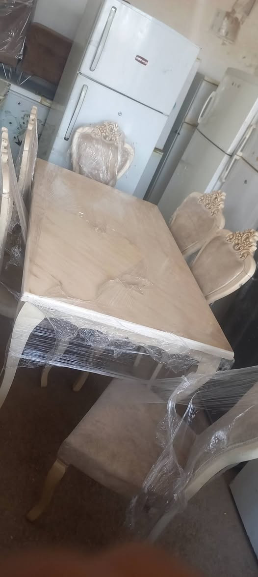 السلام عليكم .. 
ميز طعام مع ست كراسي ملكيات . شرط النضافة 
السعر ١٩٠ وبي مجال بسيط جدا
*
حلة / دبلة . مقابل مدرسة الوركاء 
*********** & ***********
