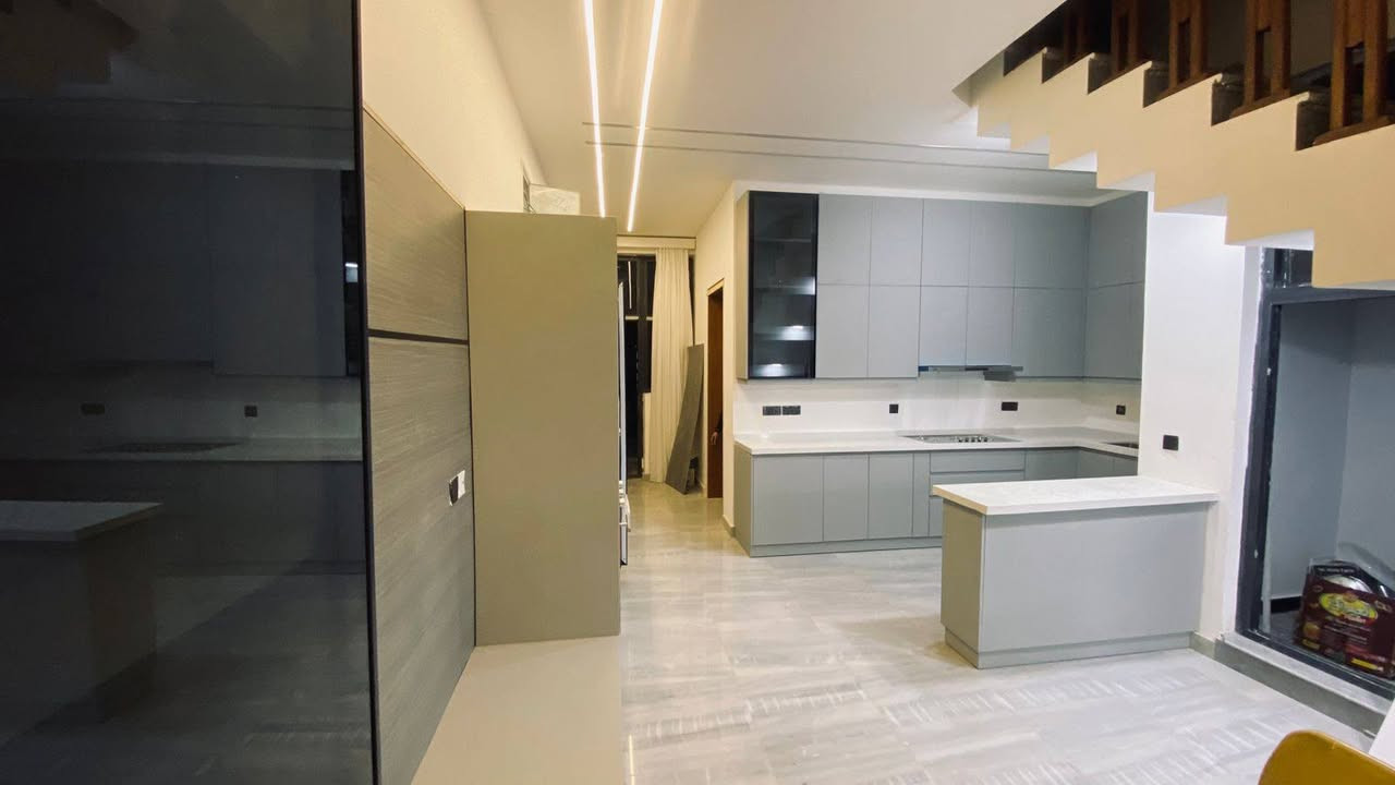 خلفه متفرغ للعمل ...عده كامله +سياره خاصه +مساعد ..فقط تنصيب مطابخ .سكن بغداد الدورة 
رقم تواصل ....***********
