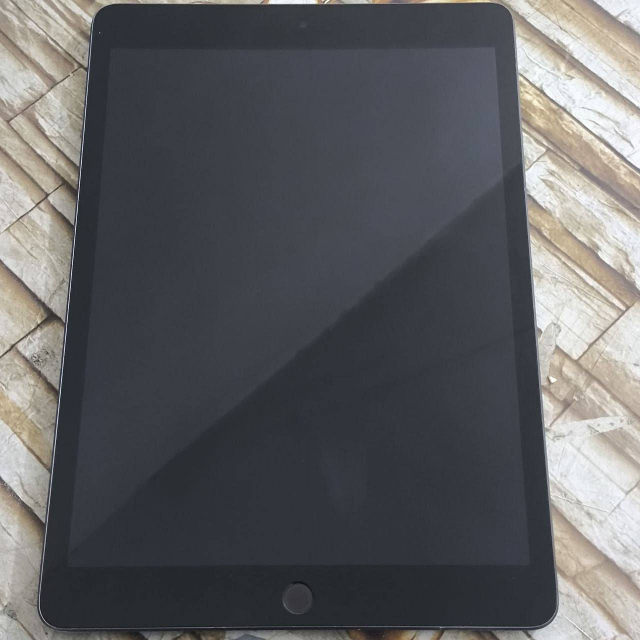 ايباد ٩ للبيع ذاكره ٢٥٦ غراضة كاملة الشاحن والكارتونه ماصار هواية من اخذته جديد بس الضهر مشخط حتة مابي خسفة أو شي بس مشخط وما مئثر علي ابد السعرب ٣٥٠ وبي مجال
+964 785 623 4111 اني مكلف اتصلو علئ هذا رقم
