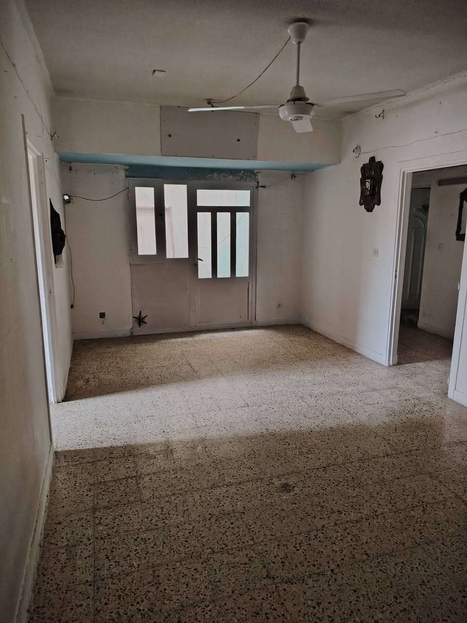 سلام عليكم شقه ارضيه+ مشتمل مع الشقه للبيع ديلوكس مجاور مدرسه الورقاء التواصل عل رقم الهاتف ***********
