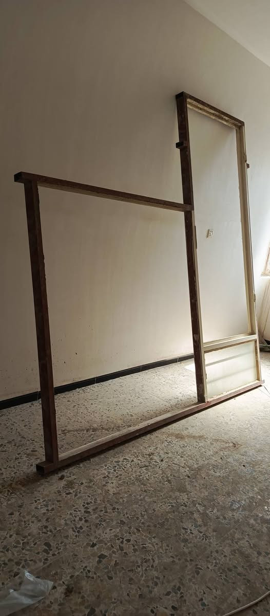 باب pvc عدد 3
باب خشب تركي اخو الجديد عدد 4
باب حديد مع الفريم مع شباك pvc 
للبيع 
للاستفسار الاتصال ***********
