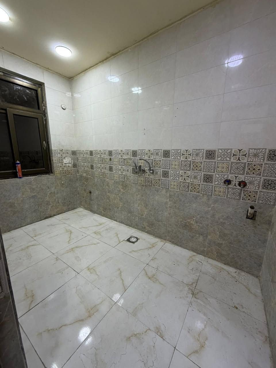 شقة للإيجار – المنصور / حي العربي
طابق ثاني، تتكون من غرفة نوم وصالة ومطبخ وحمام
مناسبة للسكن، موقع هادئ ومميز

📞 للتواصل: ***********
