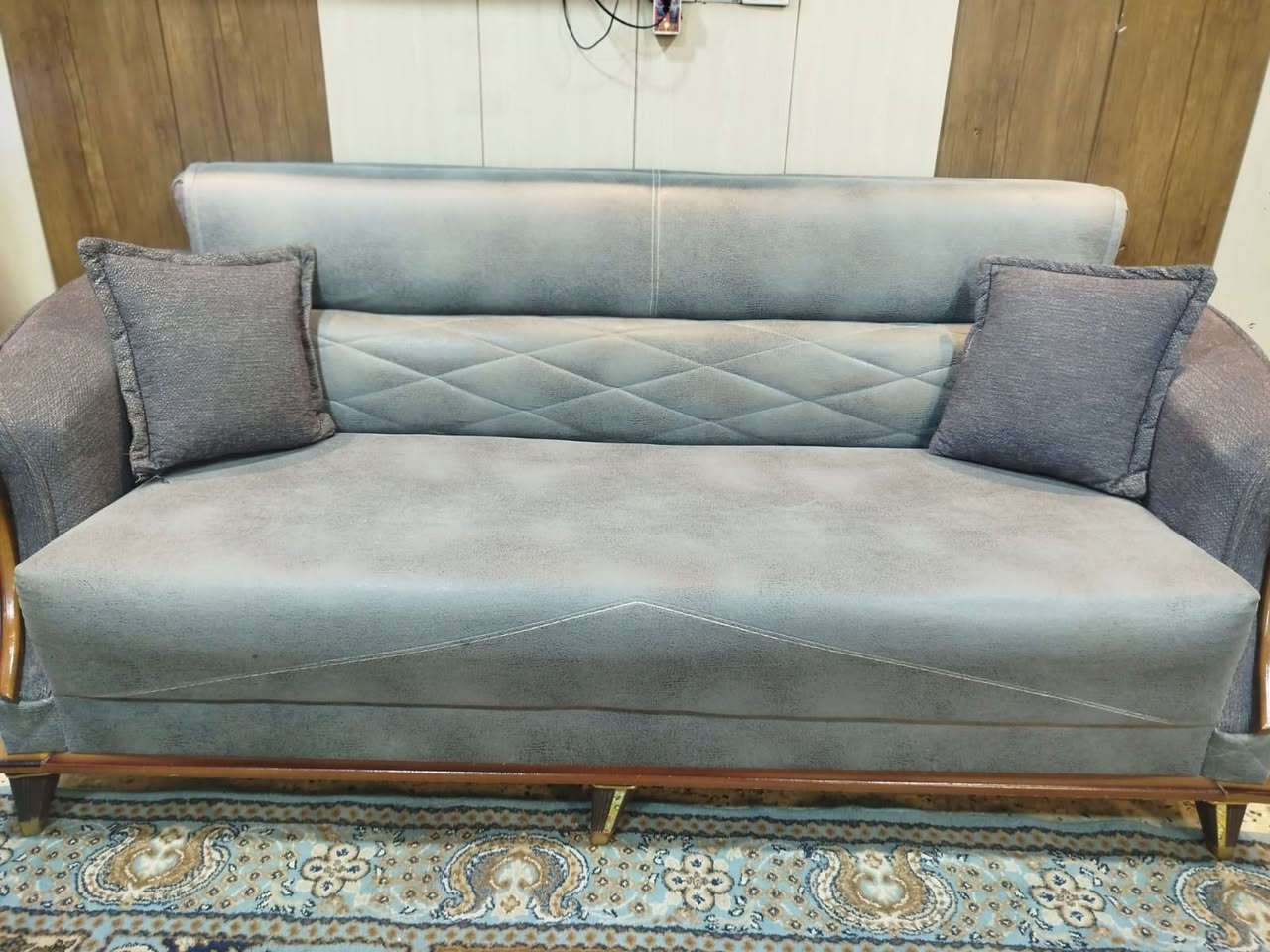 السلام عليكم تخم قنفات 10 مقاعد للبيع نظافه 90 بالمئه السعر 600 وبيه مجال بسيط وهديه مع التخم بردات نفس اللون وزوليه نفس اللون العنوان الشعب الاتصال ***********
