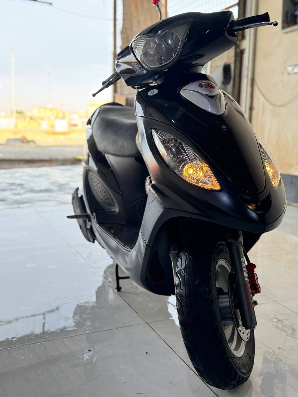 سلام عليكم دراجه V2 للبيع دراجه كفاله عامه وين ما تريد اخذه وفحص مديل 2016 بوليسي دراجه حلوه برغي ماناقصه تجي تصعده وتمشي وما تحك راسك منه الله شاهد مكاني رفاعي وسعر عله الخاص او اتصل (***********)
