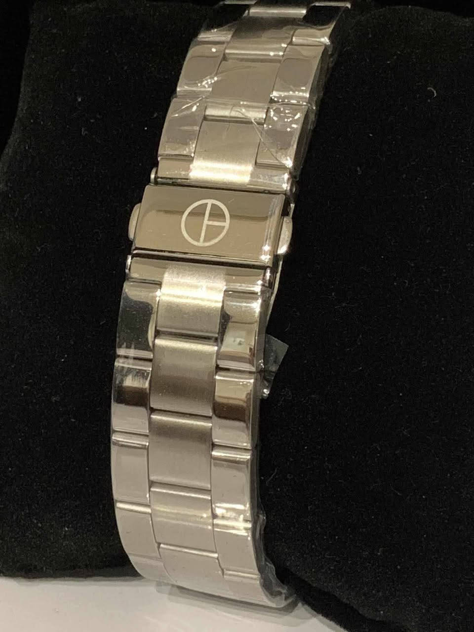 السلام عليكم.....
ساعة CLAUDE BERNARD سويسري اصلي بطارية 
ستوب وج 
كرونوكراف 
نافذة للعرض التاريخ 
سناتر شغالة 
أميال وارقام فسفوري 
القطر ٤٤
مقاوم للماء ٥٠م 
سنتر ثواني ثانوي 
سير حديد ستانلس ستيل قفل فراشة معلم 
جديد غير مستعمل مع العلبة الأصلية وبطاقة الضمان 
السعر ١٤٠$
يوجد توصيل ***********
