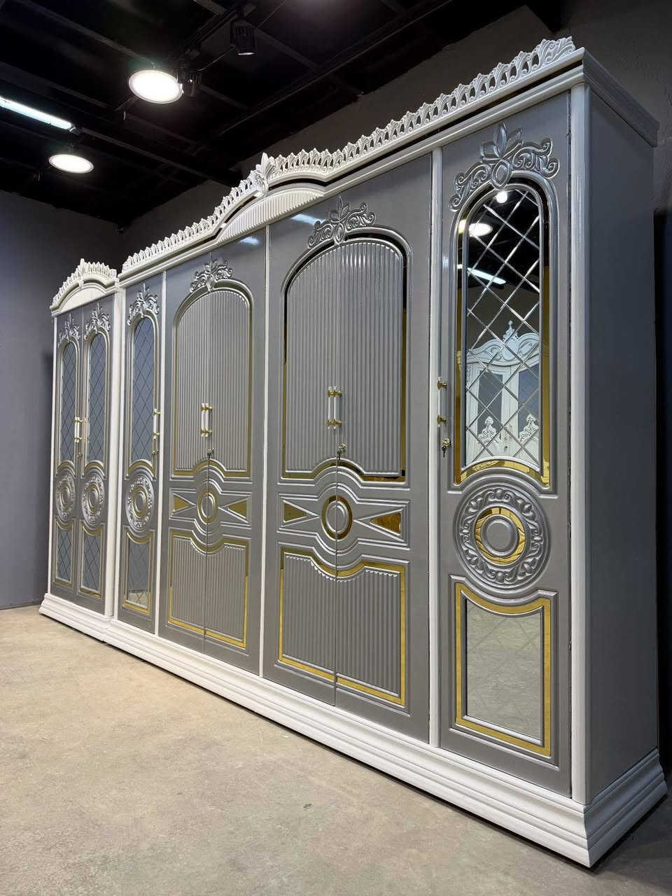 🚨 انطلقت أقوى تخفيضاتنا على موديل الأقواس – فخامة بسعر ولا أروع!

📉 من 2,450,000 دينار عراقي
🔥 إلى 2،250،000 دينار فقط
💥 خلال 6 أيام بس!

✔️ موديل الأقواس – نجارة عراقية 100%
متوفر ضمن وجبة الدرجة الأولى ووجبة الأصباغ (البوية)

✨ تفاصيل الطقم (10 قطع):
• كنتور بطول 330 سم + ملحق 430 سم – ارتفاع 250 سم
• تصنيع داخلي: صاج طبيعي 4 ملم
• وجه الكنتور: MDF سماكة 12 ملم
• الضهر: چرچوبة شد برغي
• القاعدة الأرضية: بلوك صاج
• أبواب نرمادة شريطية
• التقطيع الداخلي: حسب رغبتك
• سكك سلايت – تقطيع بلوك بورد
• الشازون: خزان + طابورية إضافية
• سرير 6 أرجل من بلوك بلاويد
• لون الدوشمة حسب اختيارك
• تصميم فريد بمسكات مختلفة عن باقي الموديلات

🚛 توصيل وتركيب لكافة محافظات العراق بكروه
🛠 صيانة مجانية لمدة سنة كاملة

📍 العنوان: الرمادي التأميم قادسية الاولى
📞 للحجز والاستفسار: ***********

🔹 معرض الجشعمي للأثاث – ثقة محلية بجودة عالية

⏳ الكمية محدودة والعرض ينتهي خلال 6 أيام فقط!
👇 لا تفوّت الفرصة وخلي غرفتك تحچي ذوقك!#الجشعمي
