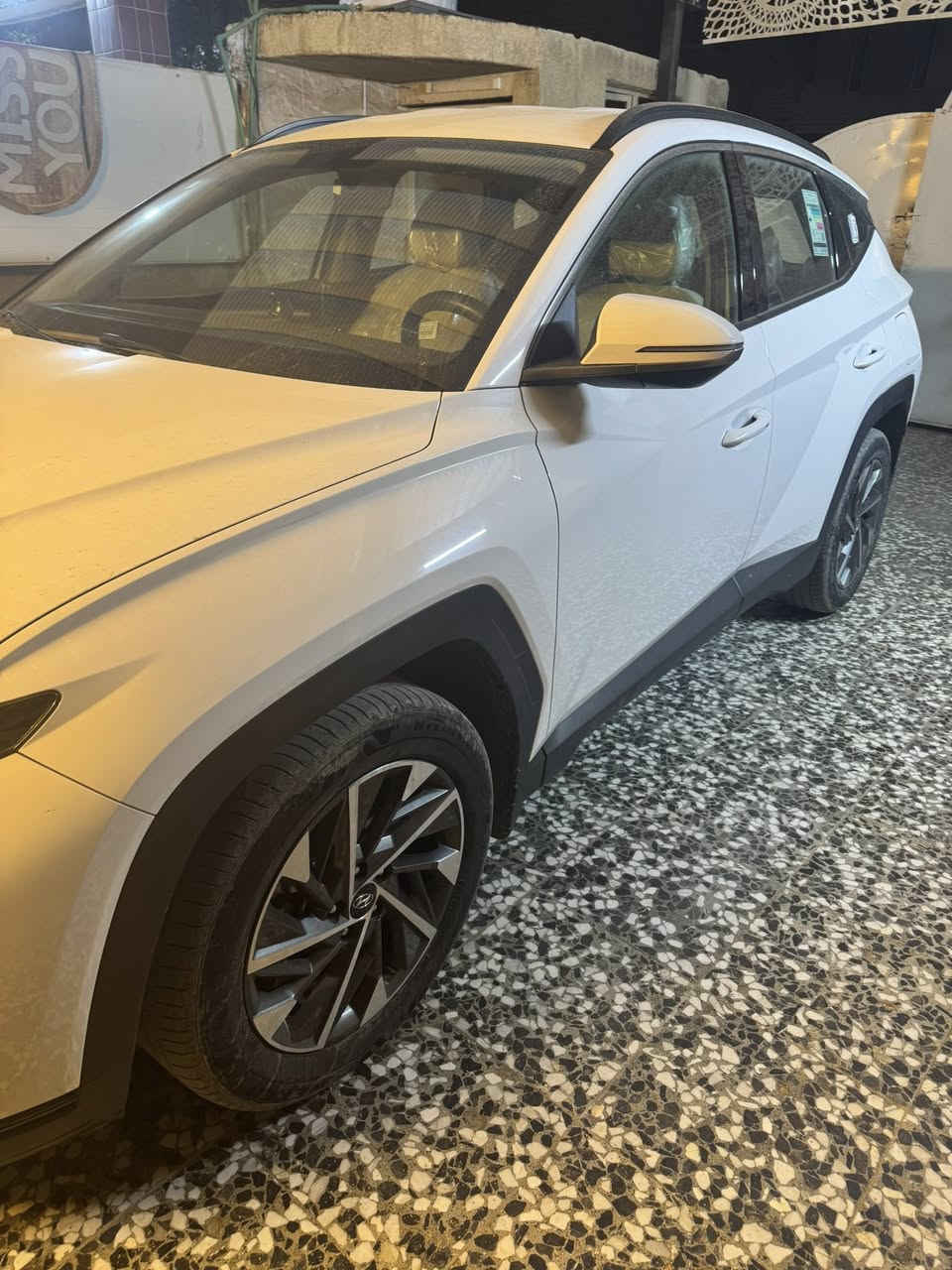 توسان 24 ماشيه 36 الف رقم بغداد ومكانها بغداد مكفوله صبغ بارد تبديل عدى رصعتين  بسيطات موجوده بلصور سعرها 215 للاتصال ***********
