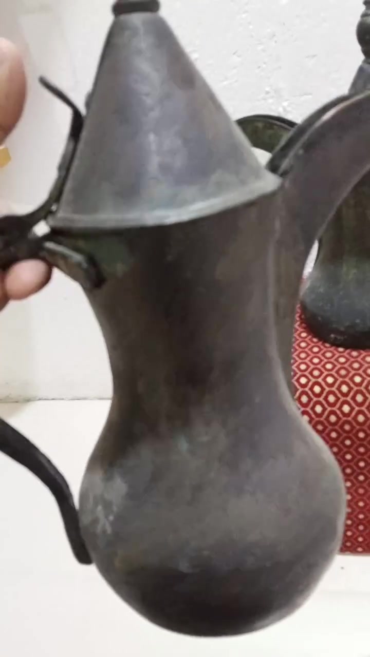 نوادر الدلال القديم نحاس احمر 
لطفا شوف المقطع  يلا تراسلني
*********** واتساب فقط
السعر خاص لطفا  وحيااكم الله
