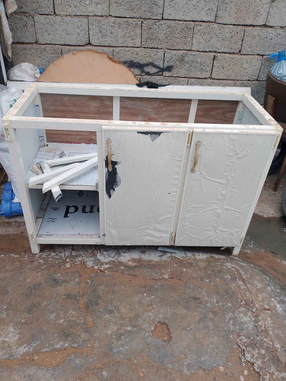 ميز طعام وياه 6 كراسي مابي عيب السعر 45 وبي مجال ثلاجه حجم صغير شغاله السعر 50 وبيه مجال براد شغال كل عيب مابي السعر 25 وبي مجال
سنك مثل ماواضح بالصوره السعر 35 وبي مجال
 رقم المبايل ***********
