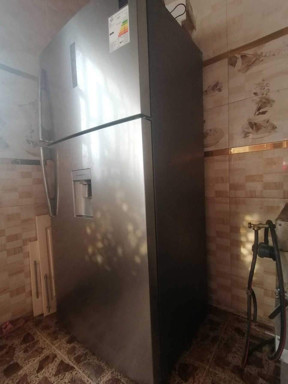 ثلاجه حديثه للبيع نوع سامسونك عالفحص والضمان عنوان النجف حي الوفاء كلش نضيفه اخت  الجديد *********** واتساب أو ماسنجر
