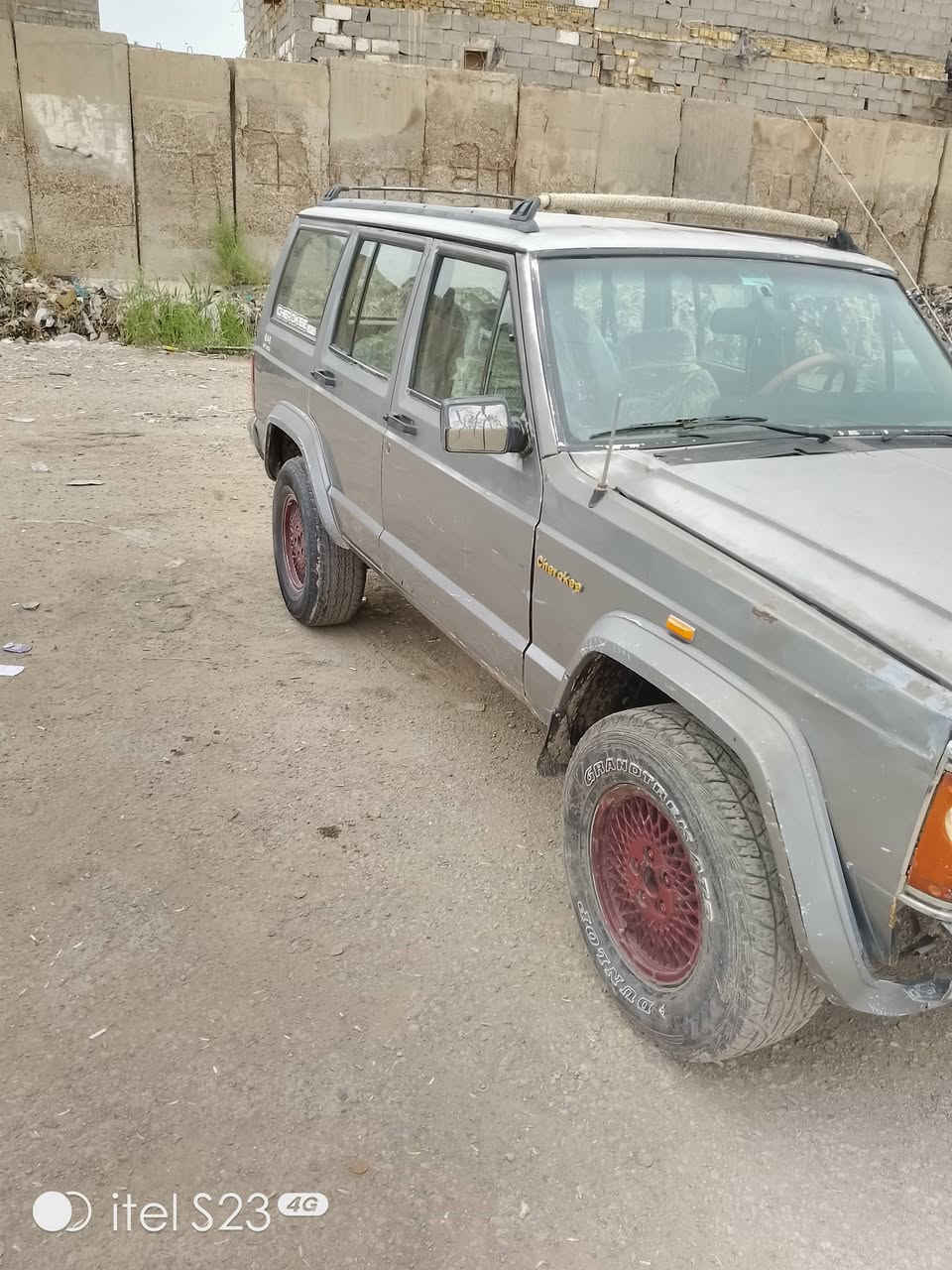 سلام عليكم سياره جيب موديل 1991 كير ومكينه بلادي دفع ربعي رقم كركوك بيه وكتله عامه وعندي رقمه ومستمسكاته سياره جاهزة وحلوه بعلك الموجود بيع ومراوس مكاني بغداد بيع كوم حديد لن مالي خلك رقمي *********** سعر 20
