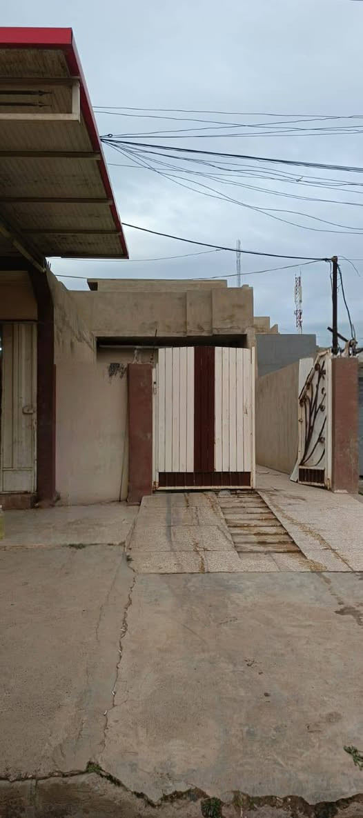 السلام عليكم 
دار للبيع في حي الانتصار مساحته 220 متر يطل على شارع 30 مباشر تجاري يتكون من غرفتين واستقبال وهول ومطبخ ومشتملات وثلاثة محلات شرط التحويل سند طابو 
للطلب والأستفسار يمكنكم التواصل معنا مكتب الشلال للعقار على الأرقام التالية 
***********
***********
