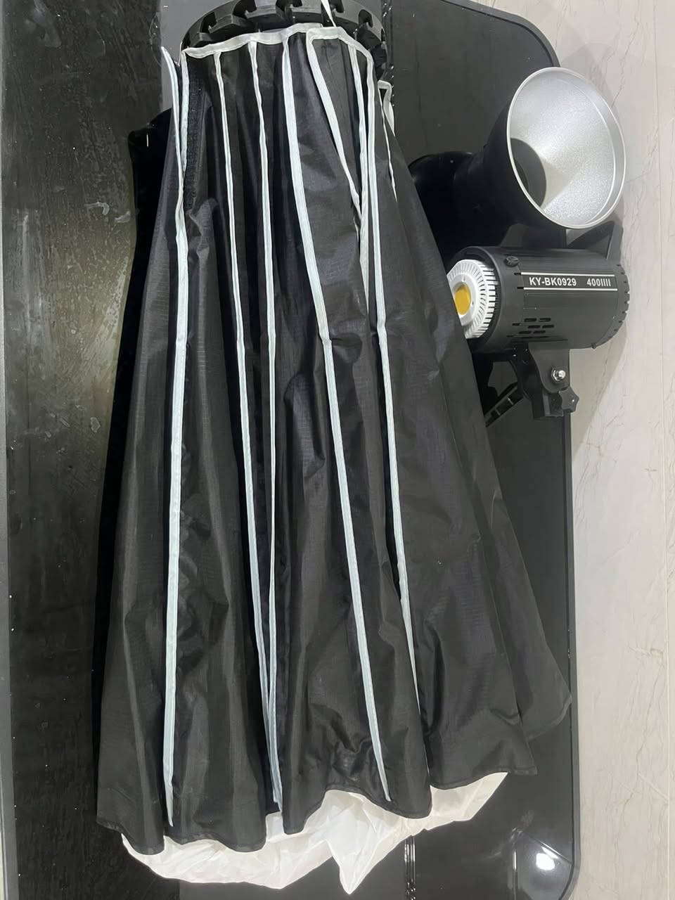 سوفت بوكس  3 انواع اضاءة (ابيض/ثلجي/شمسي )اضاءة استوديو LED نوع COB موديل KY_BK0929
سوفت بوكس دائري /اسطواني قابل للتركيب لتنعيم الاضاءة مع قاعده تثبيت على حامل الاضاءة 
يستخدم لتصوير البرامج والمقابلات والبودكاست وتصوير المنتجات وللبث المباشر 
مميزاته 
ضوء مستمر وليس فلاش 
يعطي اضاءة قوية نسبياً مع استهلاك كهرباء منخفض 
عند تركيب السوفت بوكس تصبح الاضاءة ناعمه ومناسبه للوجوه
*********** مكاني نجف
