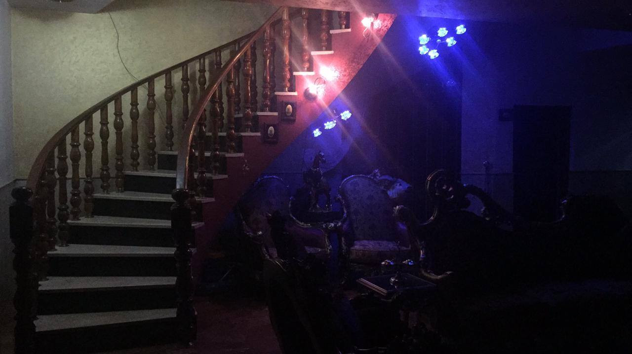 _السلام عليكم_
بيت للأيجار التجاري او السكني 
مساحة 600 متر 
يحتوي على اربع سويتات وغرفه صغيرة 
دون اثاث لكن مجهز بسبالت ومولده 80kv 
الموقع: شارع فلسطين حي النيل ؛ موقع تجاري
سعر الايجار: 4000$ وبي مجال
ملاحضة; يوجد تلف في الحديقة والكراج يمكن للمستأجر التكفل باصلاحه او المالك صاحب العقار .
تواصل مكتب المسمار : *********** ابو هاشم
